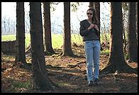 Gabi strolls nonchanlantly through the Uetliberg woods